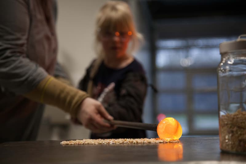 S12 Galleri og Verksted: Kreativt glassverksted for barnefamilier i Bergen